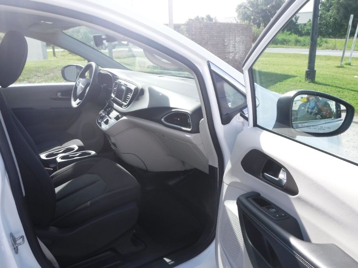 2023 CHRYSLER VOYAGER - Image 15