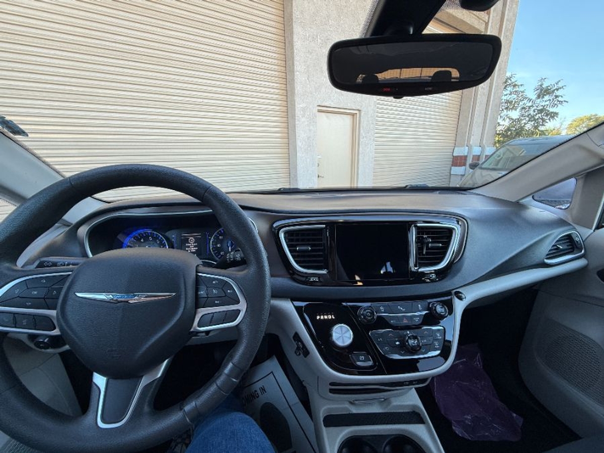 Grey Chrysler Pacifica image number 4