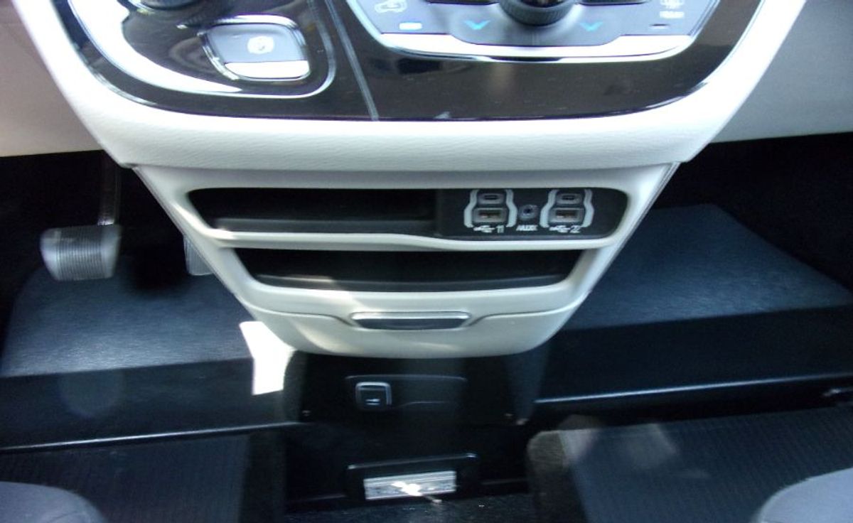 Black Chrysler Voyager image number 12