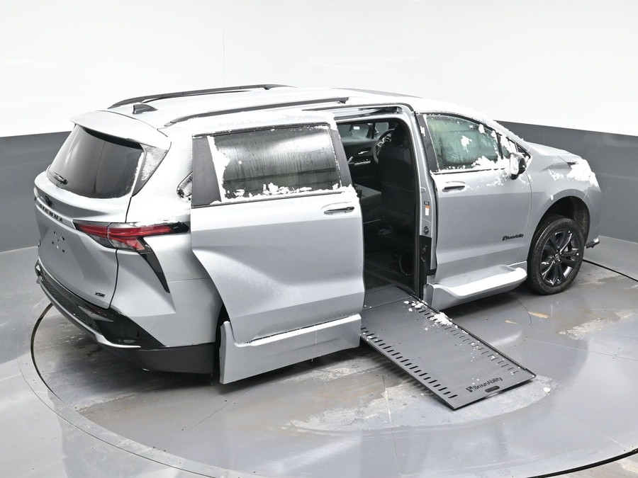 New 2025 Toyota Sienna Hybrid XSE Sport - BraunAbility Side Entry Entry In Floor Automatic Ramp