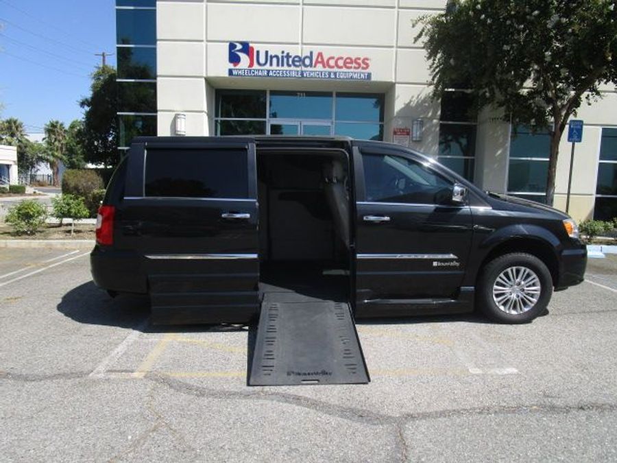 Used 2015 Chrysler Town and Country Touring-L - BraunAbility Side Entry Entry In Floor Automatic Ramp