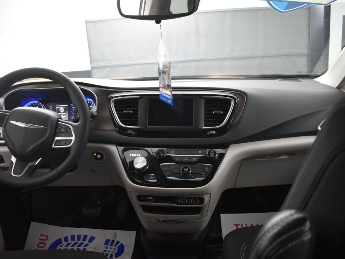 White Chrysler Voyager image number 12