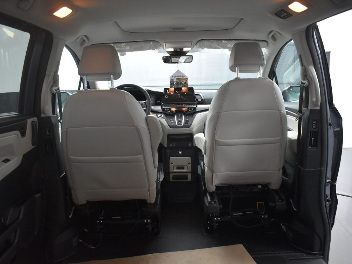 Grey Honda Odyssey image number 14