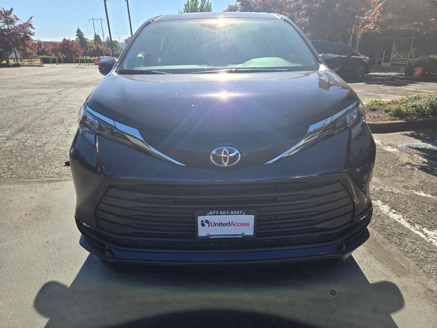 Used 2022 Toyota Sienna Hybrid XLE - BraunAbility Side Entry Fold Out Automatic Ramp