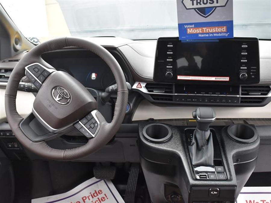 New 2025 Toyota Sienna Hybrid Platinum - BraunAbility Side Entry Entry Fold Out Automatic Ramp