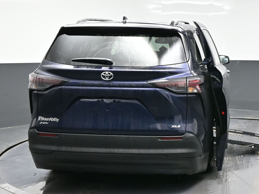 Blue Toyota Sienna image number 3