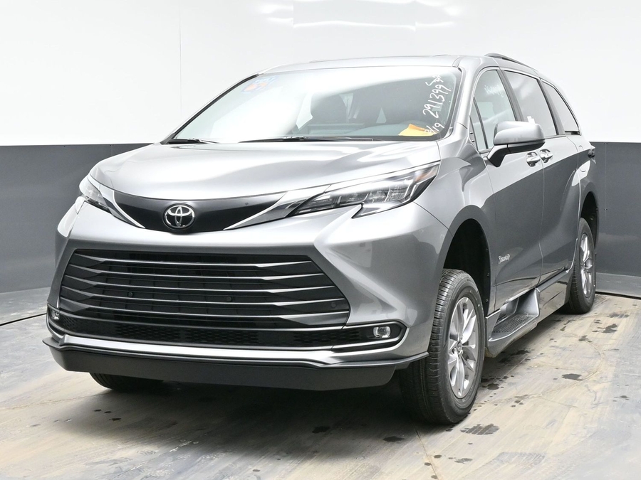 New 2026 Toyota Sienna Hybrid XLE Base - BraunAbility Side Entry Entry Fold Out Automatic Ramp