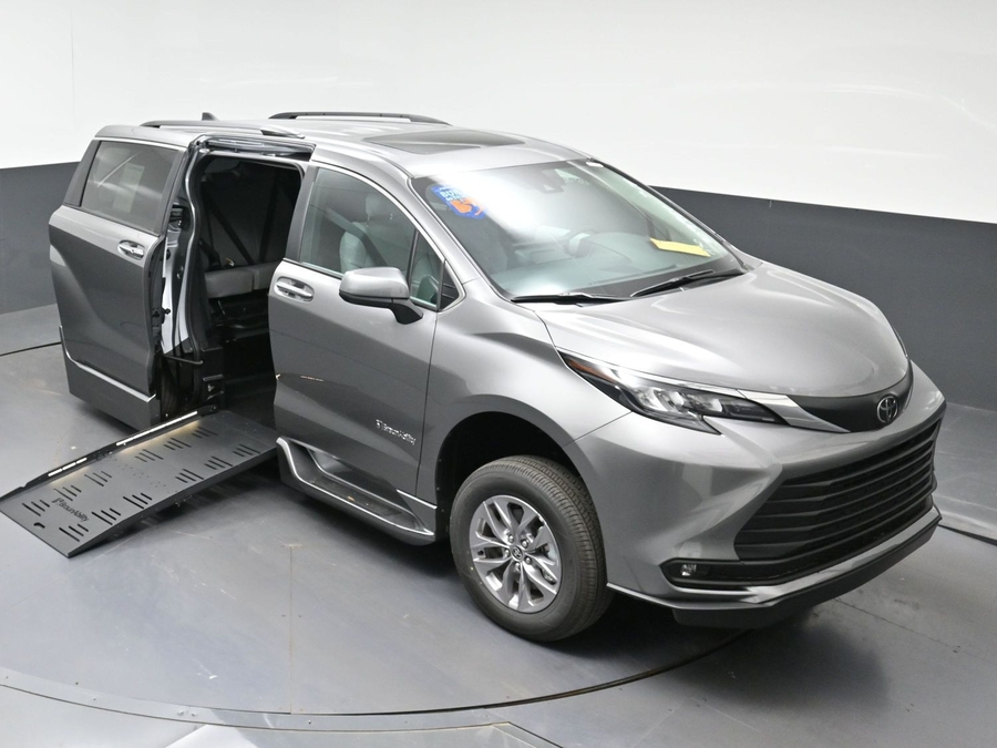 2026 Toyota Sienna XLE - Photo 18