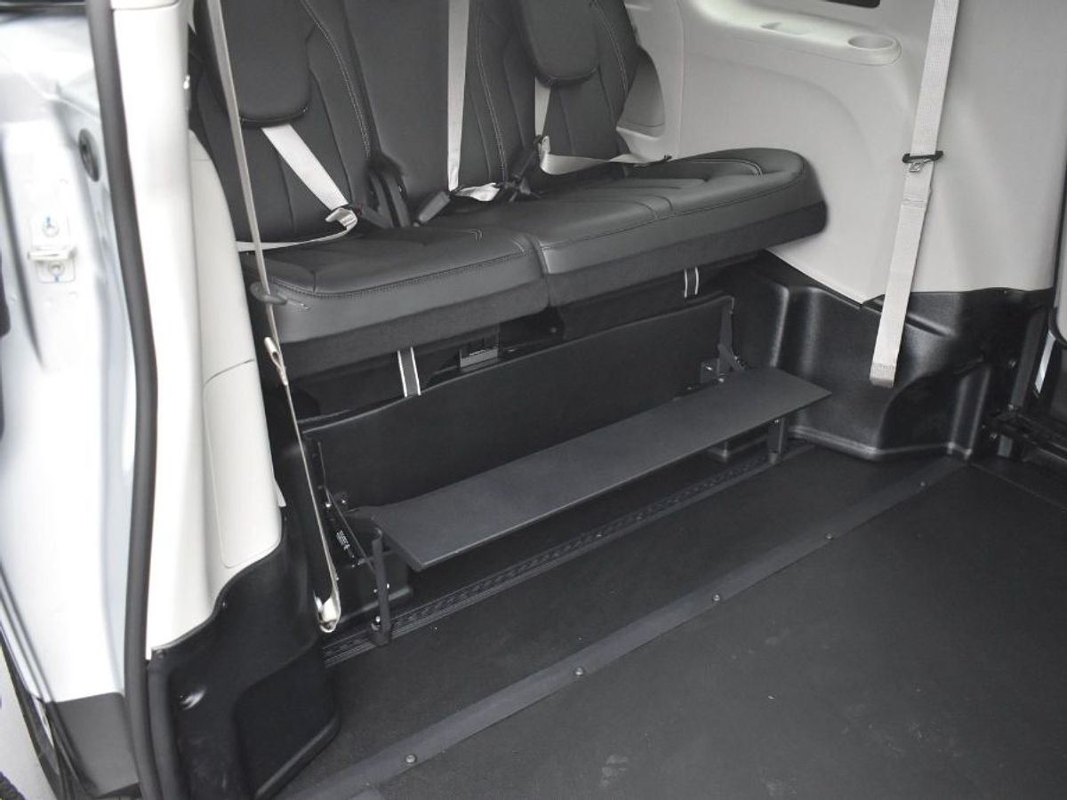 Silver Chrysler Pacifica image number 3