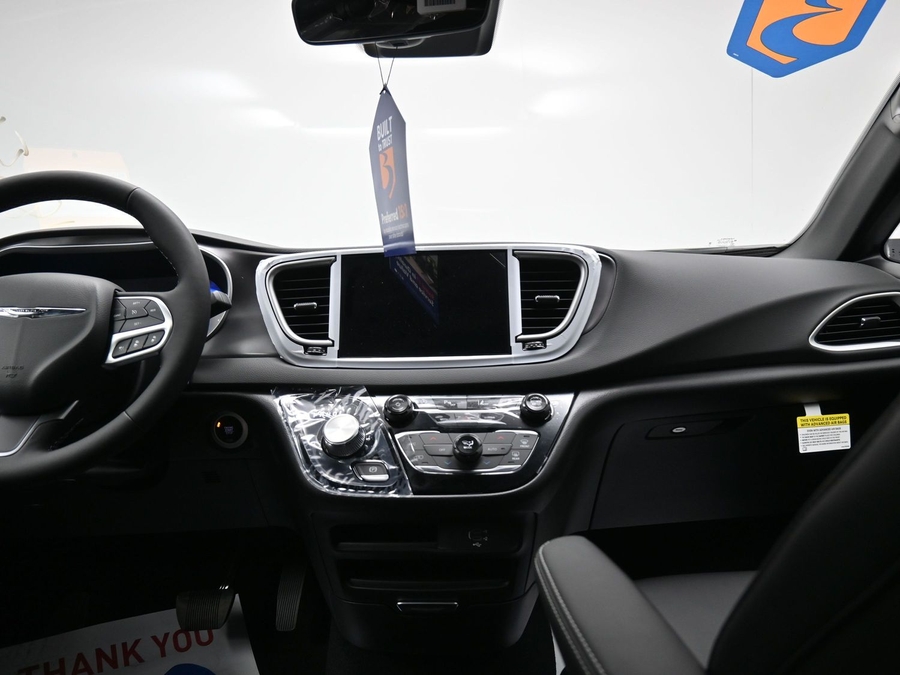 Red Chrysler Voyager image number 19