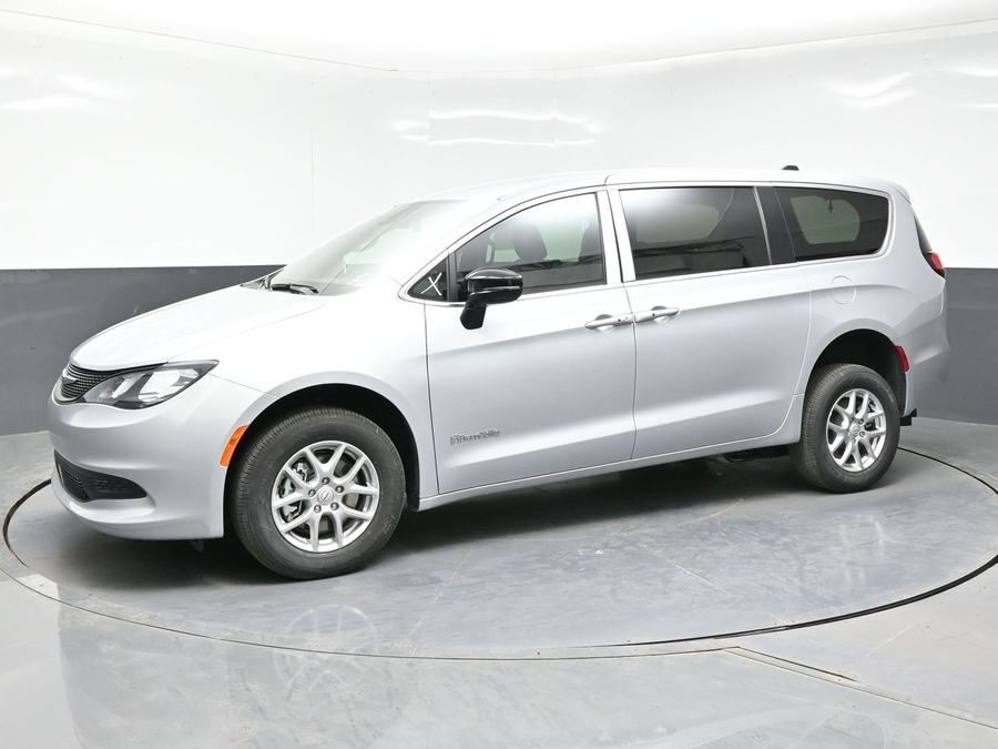 Silver Chrysler Voyager image number 2