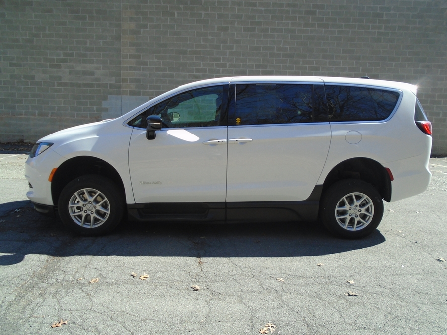 White Chrysler Voyager image number 13