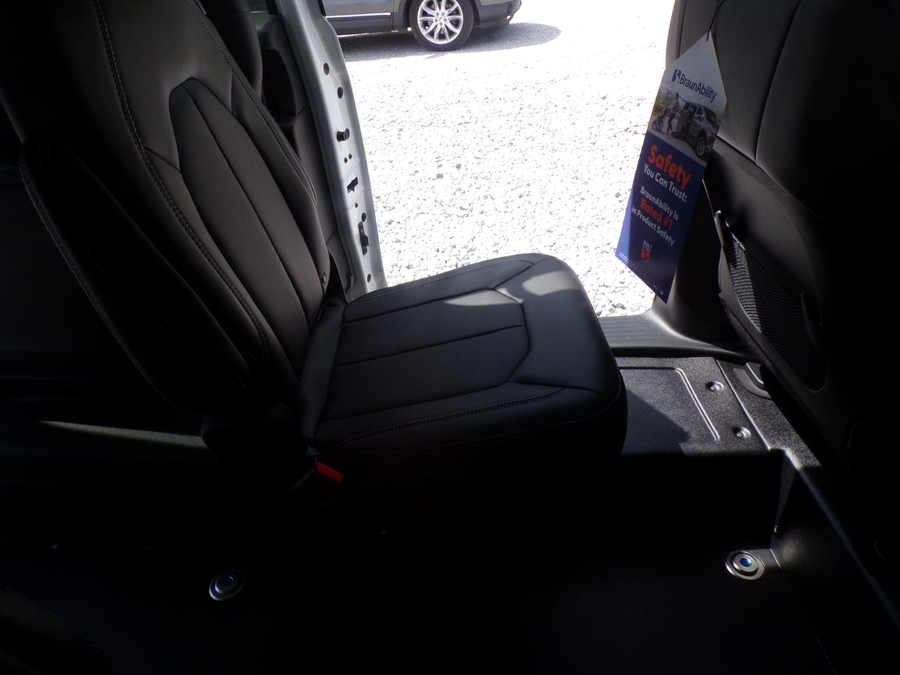 White Chrysler Voyager image number 9