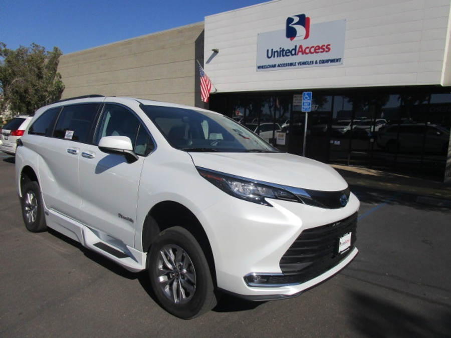 Used 2022 Toyota Sienna Hybrid XLE Base - BraunAbility Side Entry Entry Fold Out Automatic Ramp