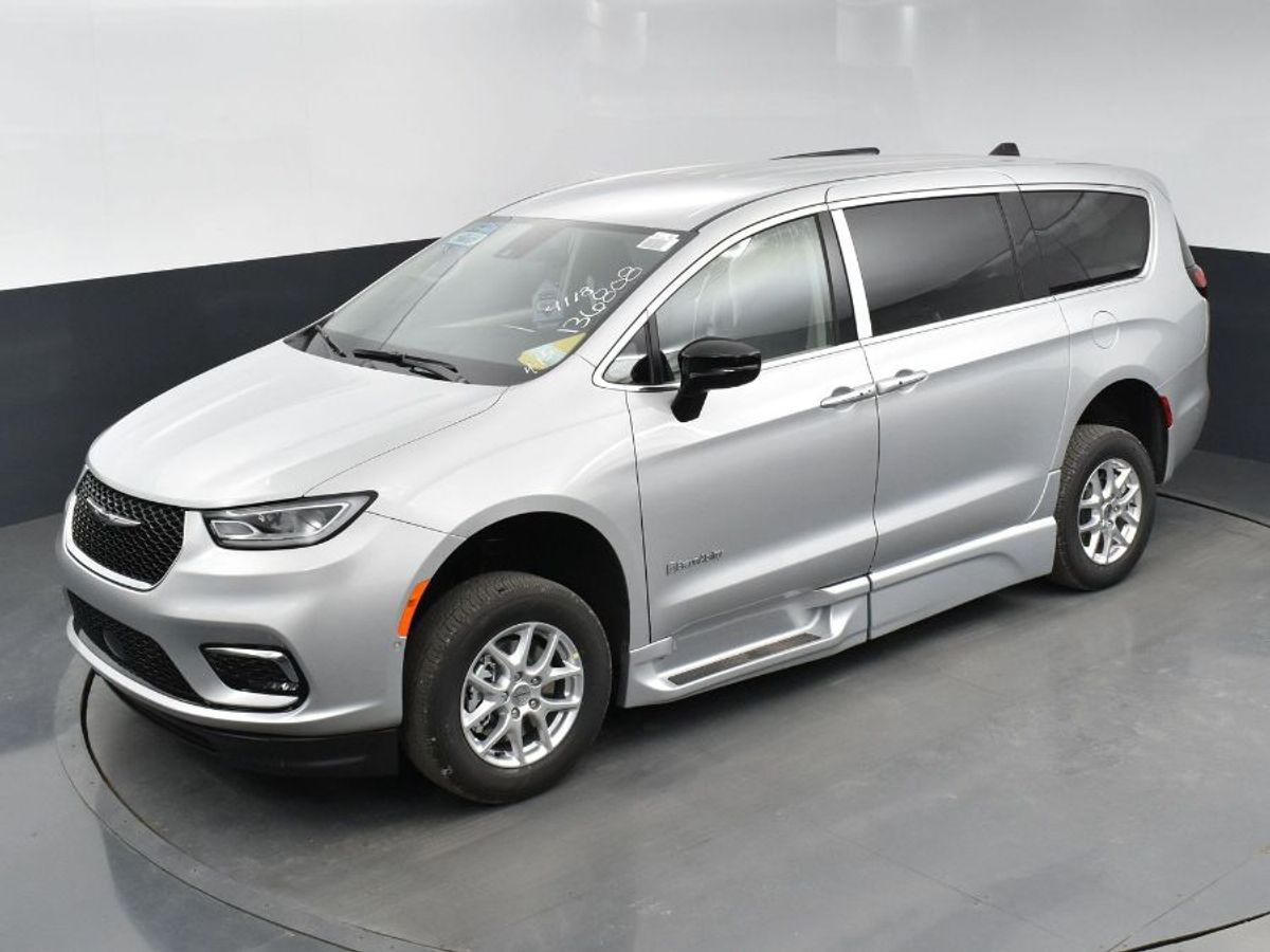 Silver Chrysler Pacifica image number 14