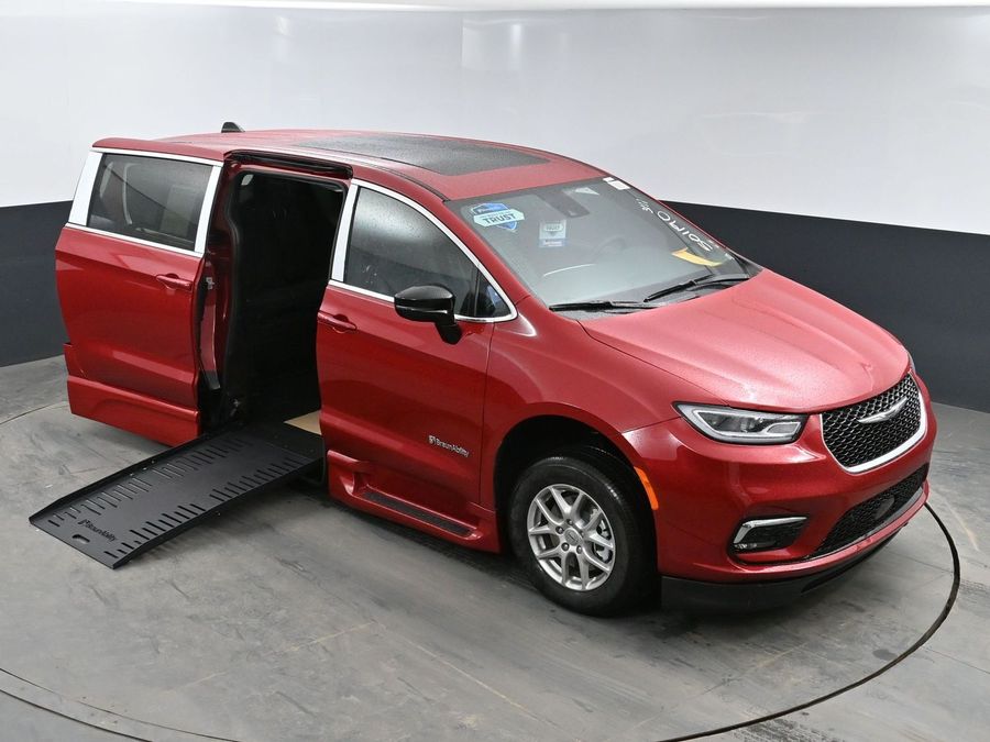 New 2025 Chrysler Pacifica Select Plus - BraunAbility Side Entry Entry Fold Out Automatic Ramp