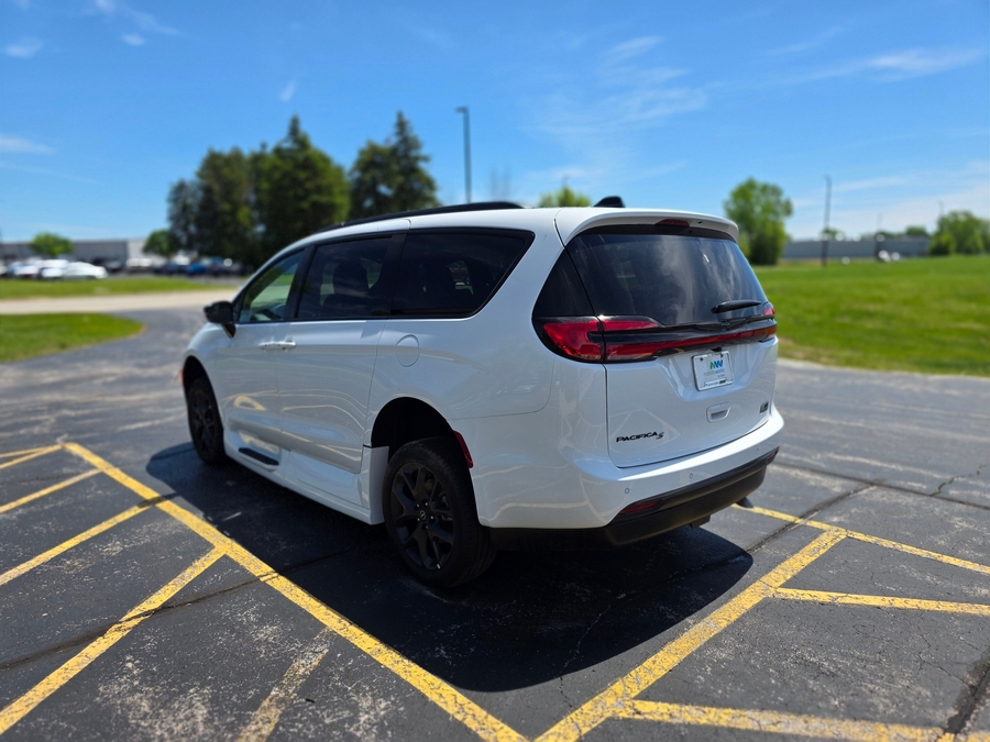 White Chrysler Pacifica image number 4