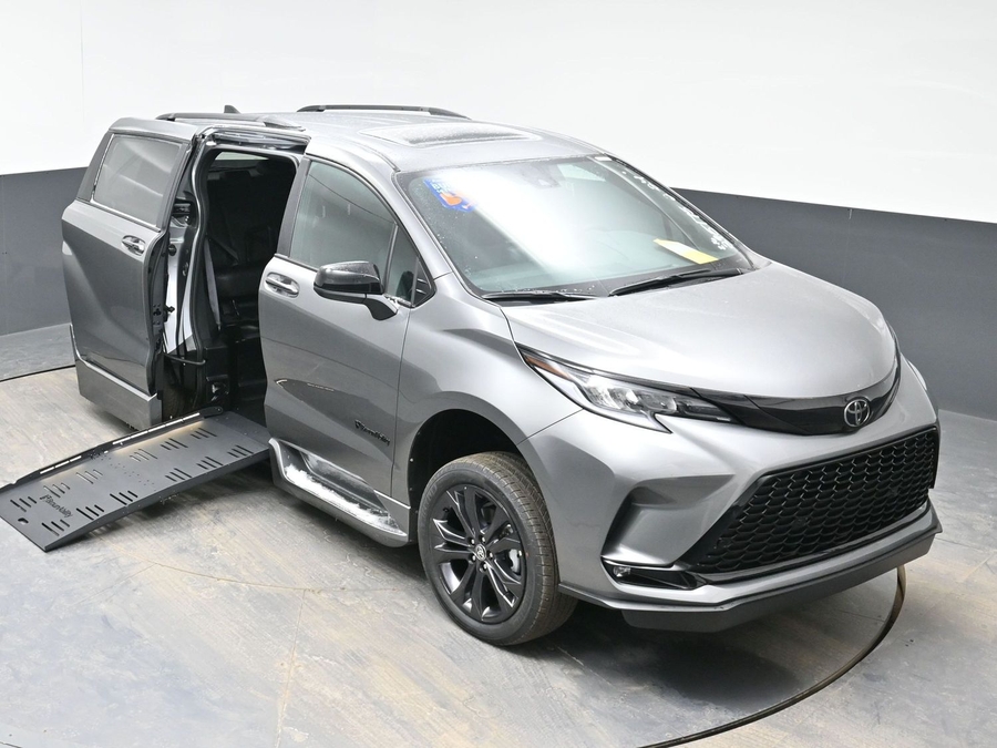 New 2026 Toyota Sienna Hybrid XSE Sport - BraunAbility Side Entry Entry Fold Out Automatic Ramp