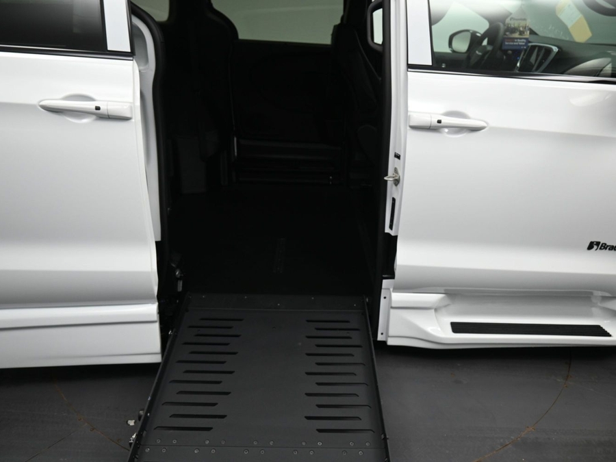 White Chrysler Pacifica image number 10