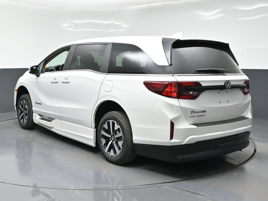 White Honda Odyssey image number 4
