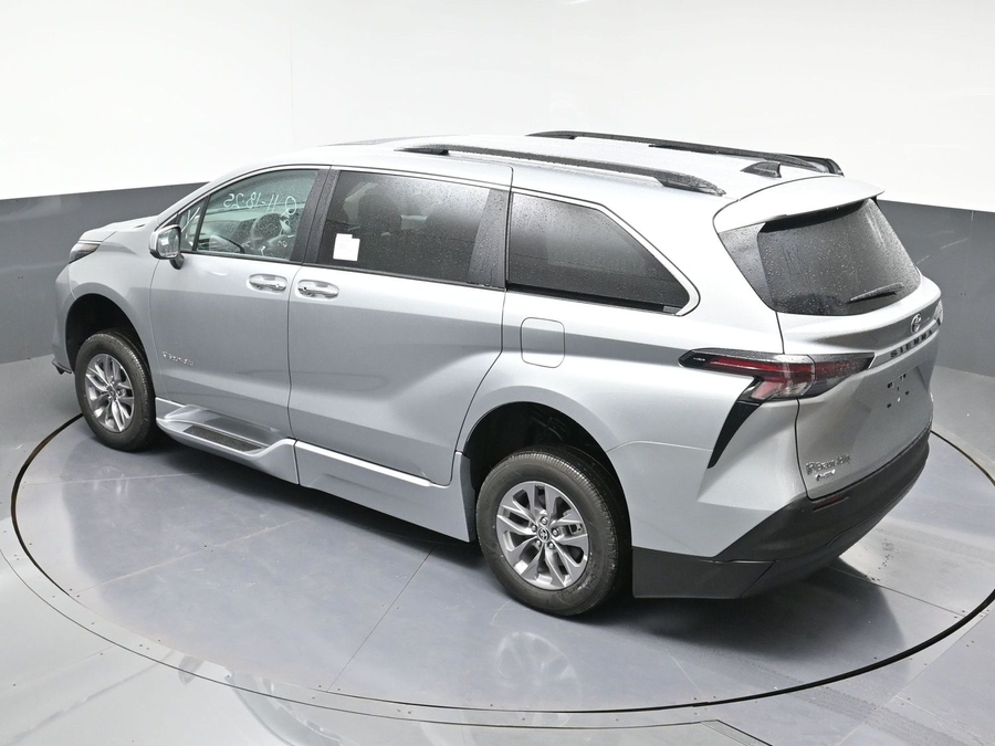 New 2025 Toyota Sienna Hybrid XLE Plus - BraunAbility Side Entry Entry Fold Out Automatic Ramp