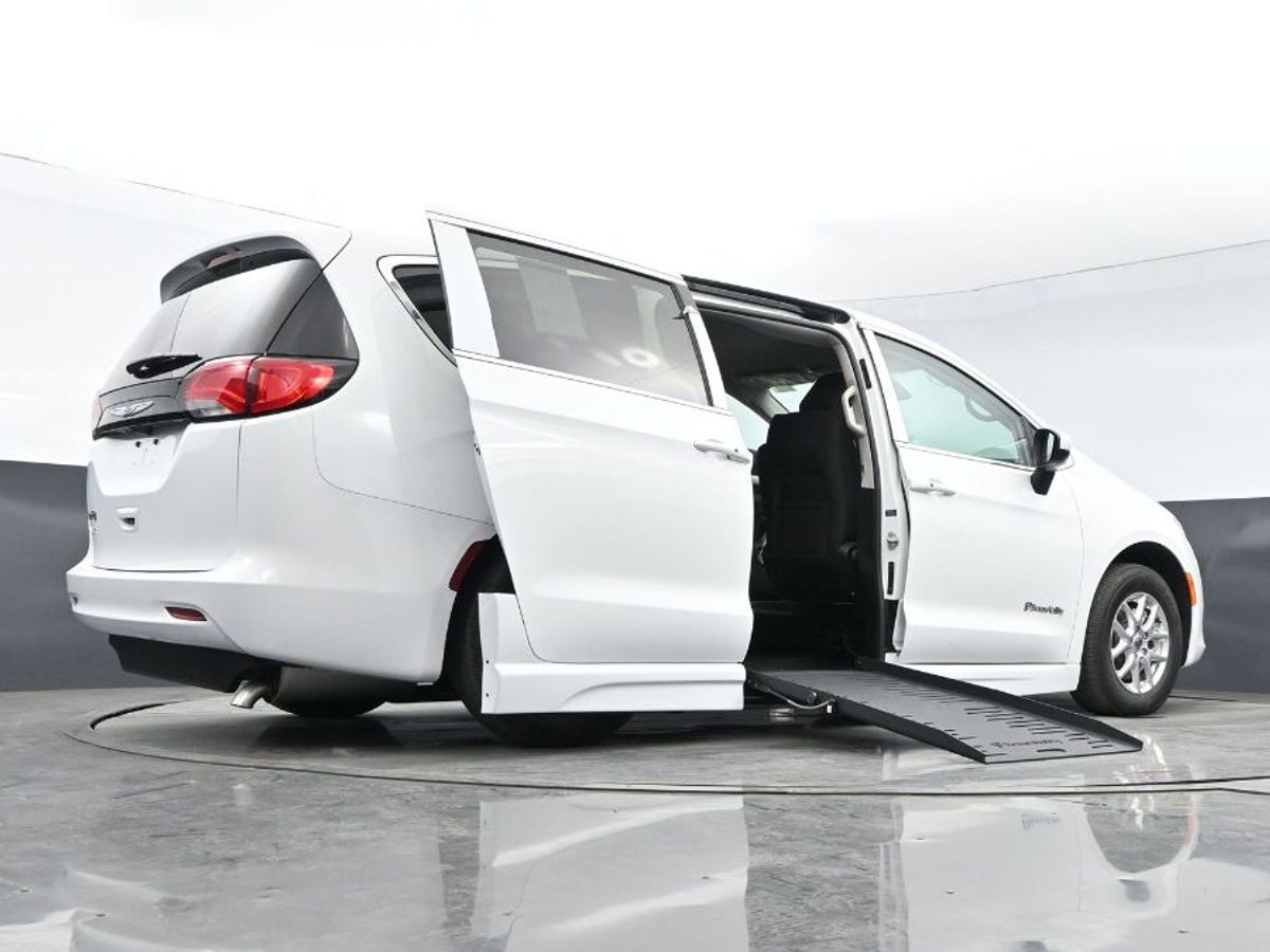 White Chrysler Voyager image number 12