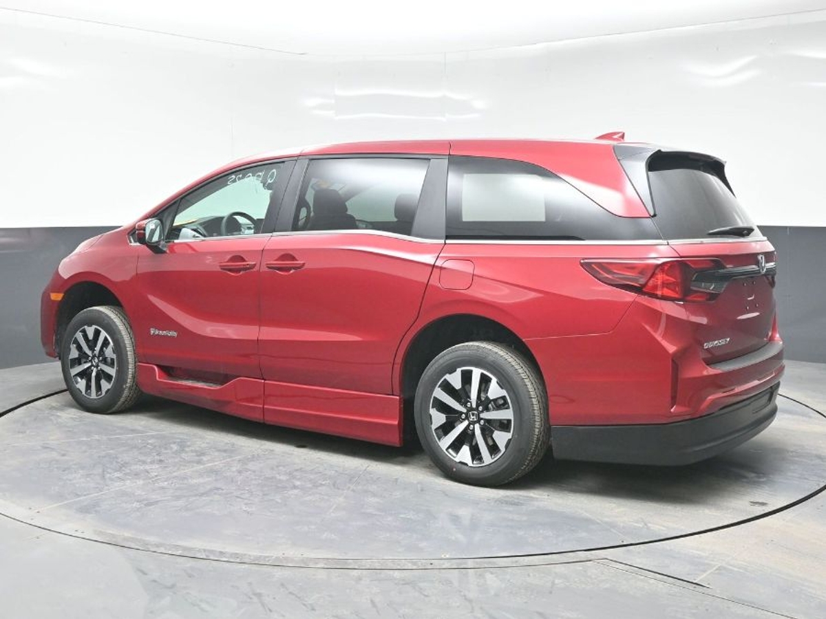 Red Honda Odyssey image number 3