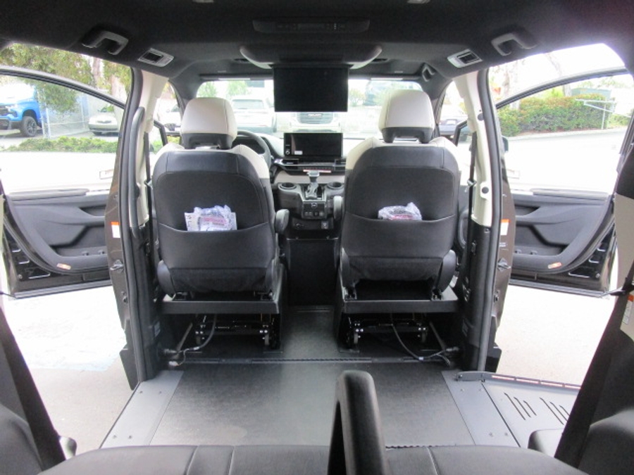 New 2026 Toyota Sienna Hybrid Limited - BraunAbility Side Entry Entry Fold Out Automatic Ramp