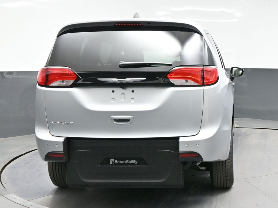 Silver Chrysler Voyager image number 3