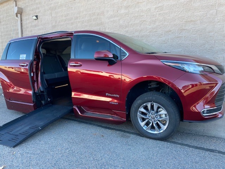 Used 2021 Toyota Sienna Hybrid XLE Plus - BraunAbility Side Entry Entry Fold Out Automatic Ramp