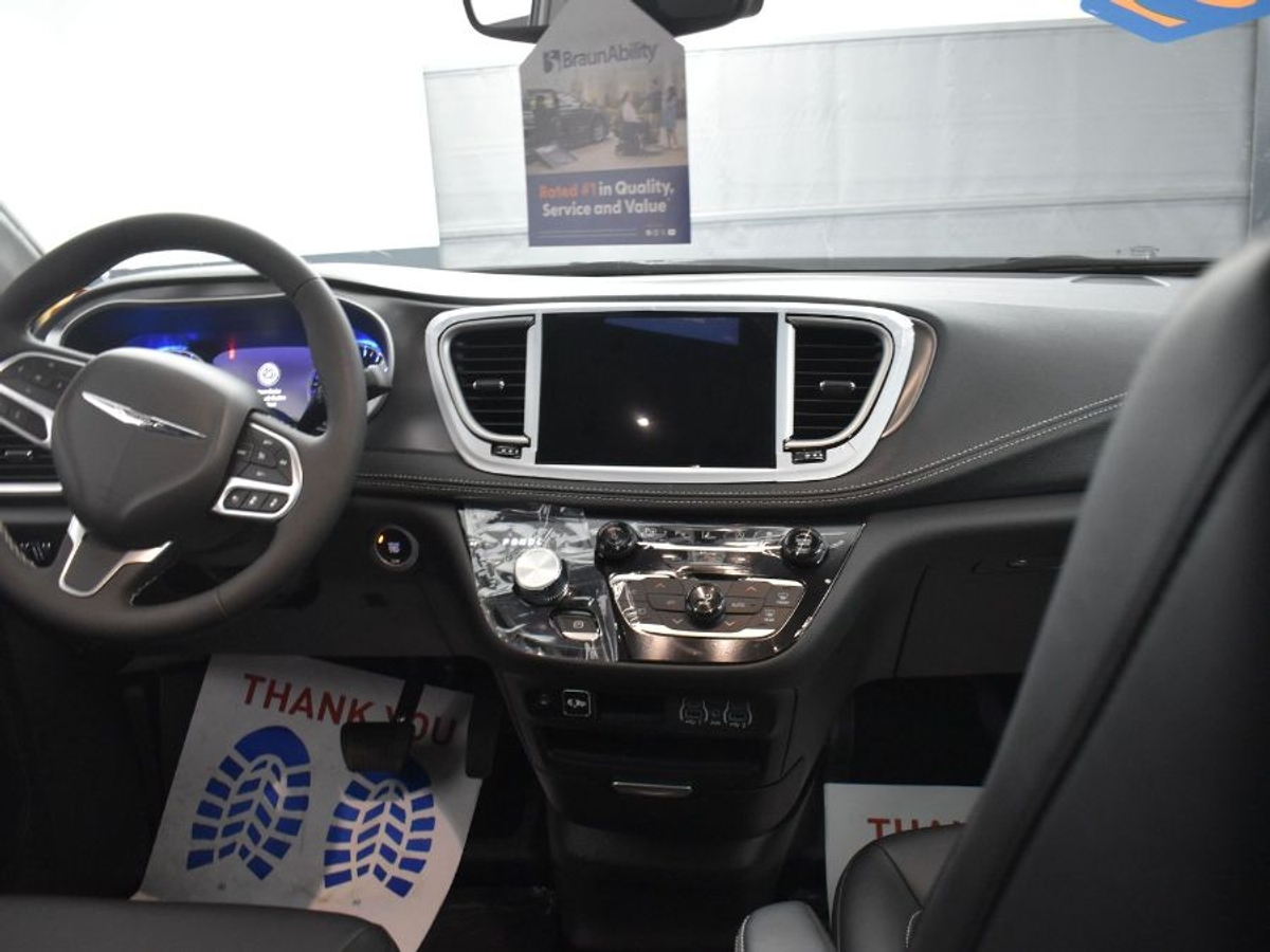 2025 CHRYSLER PACIFICA - Image 13