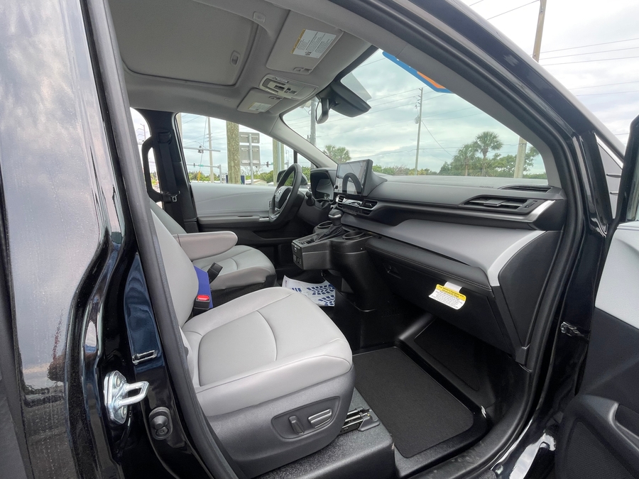 Black Toyota Sienna image number 7