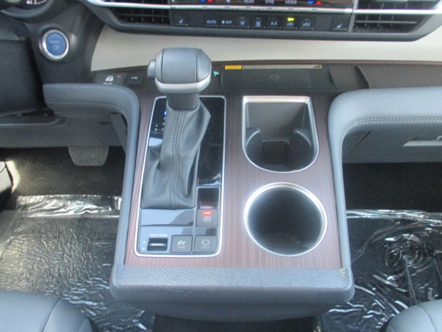 2024 Toyota Sienna XLE - Photo 8