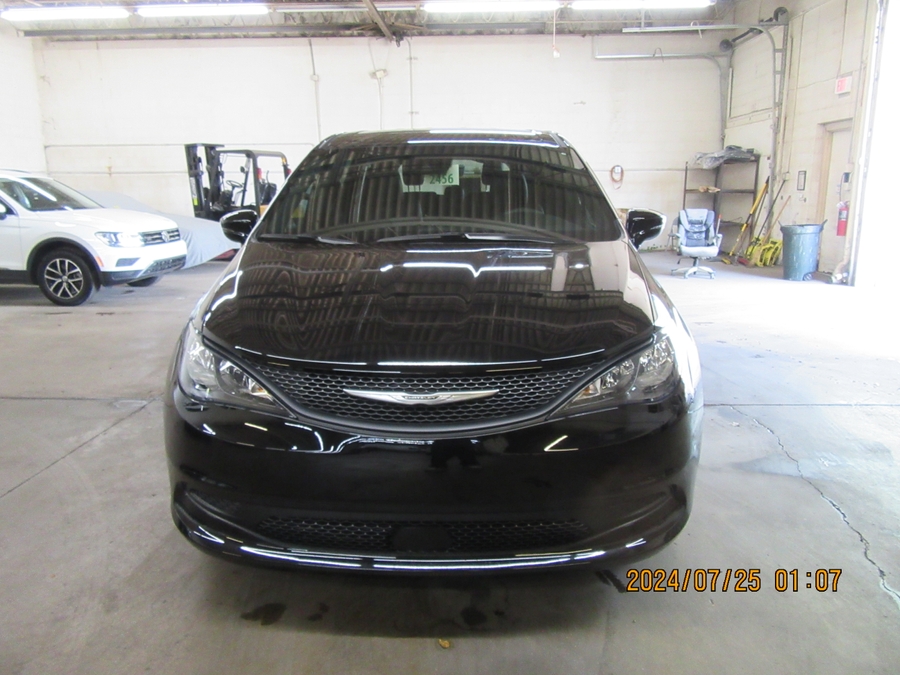 Black Chrysler Voyager image number 7
