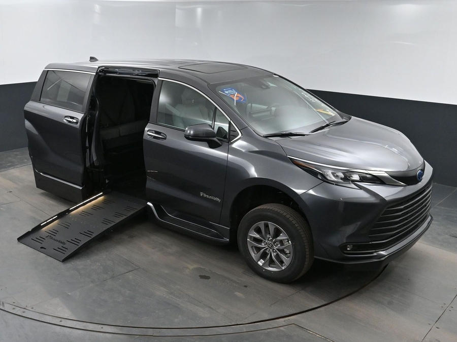 New 2025 Toyota Sienna Hybrid XLE Base - BraunAbility Side Entry Entry Fold Out Automatic Ramp