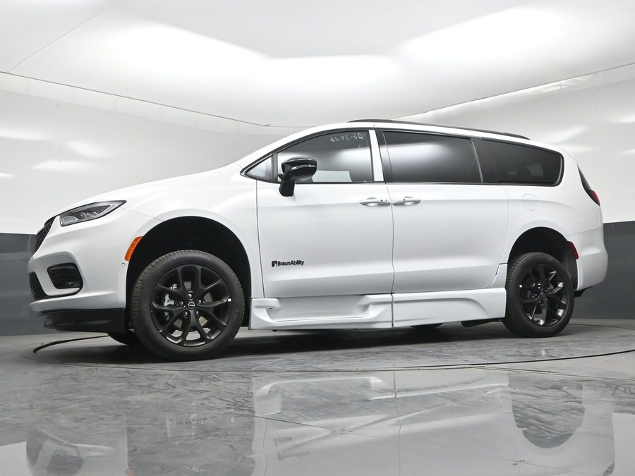 White Chrysler Pacifica image number 16