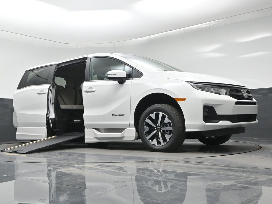 White Honda Odyssey image number 11