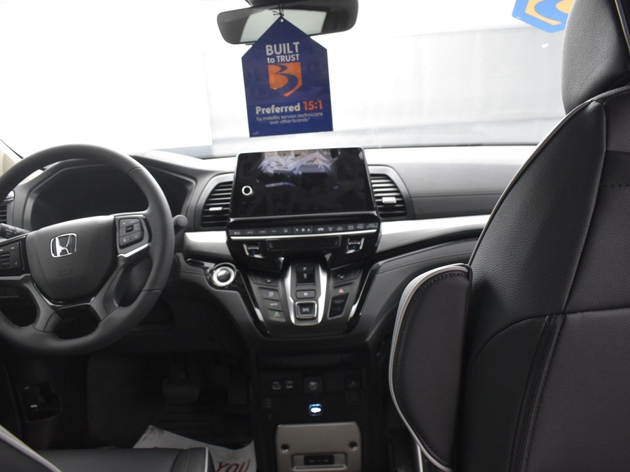 White Honda Odyssey image number 12