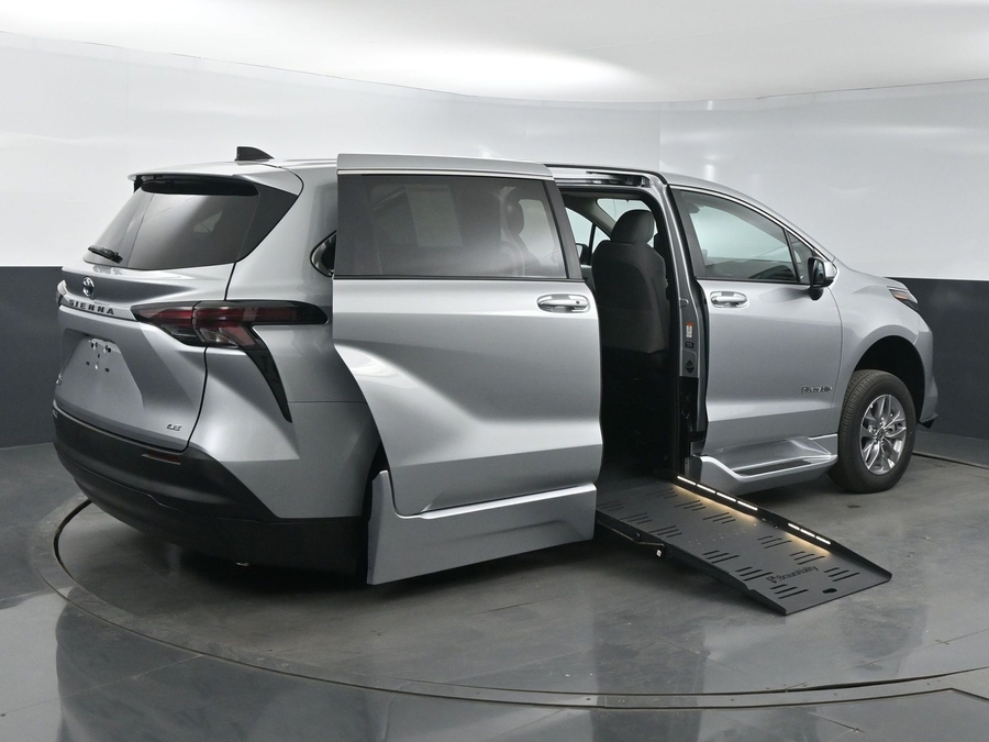 New 2025 Toyota Sienna Hybrid LE - BraunAbility Side Entry Entry Fold Out Automatic Ramp