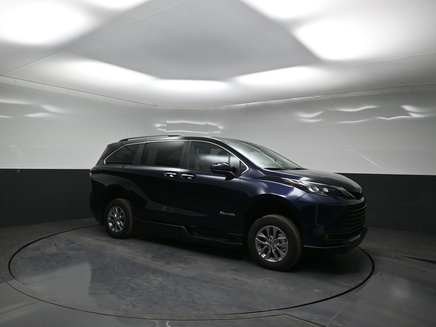 New 2025 Toyota Sienna Hybrid XLE Plus - BraunAbility Side Entry Entry Fold Out Automatic Ramp