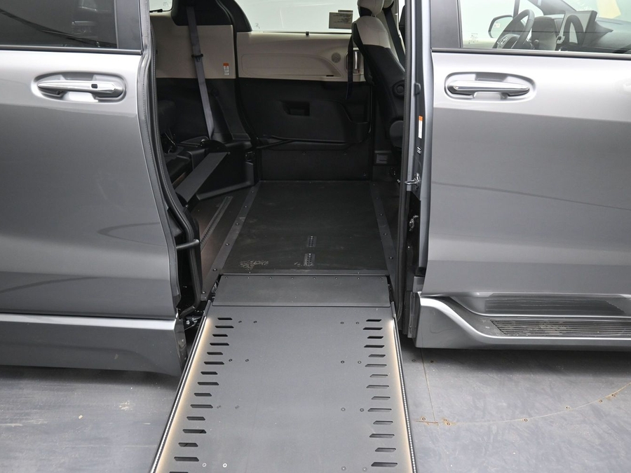 New 2026 Toyota Sienna Hybrid Limited - BraunAbility Side Entry Entry In Floor Automatic Ramp