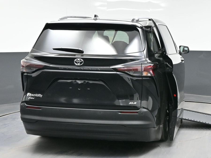Black Toyota Sienna image number 5