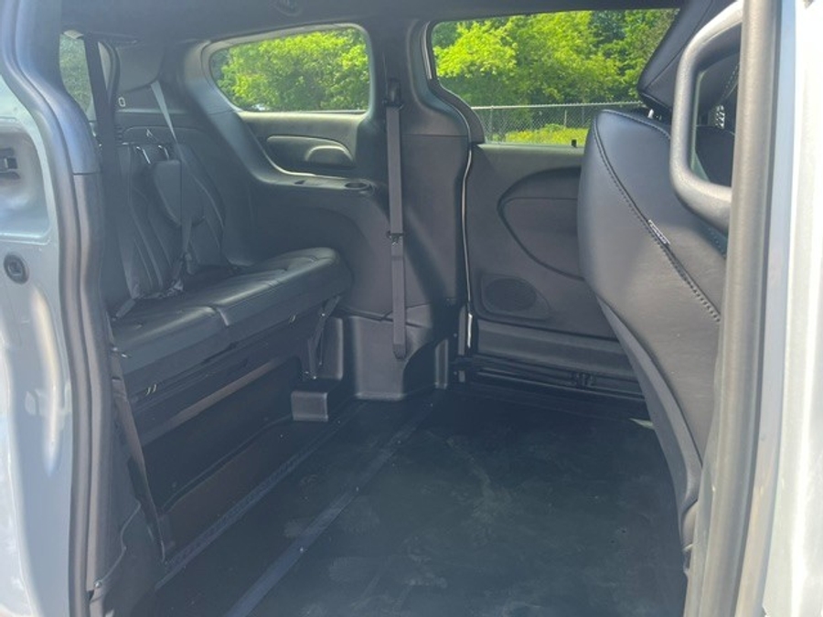 Silver Chrysler Pacifica image number 8