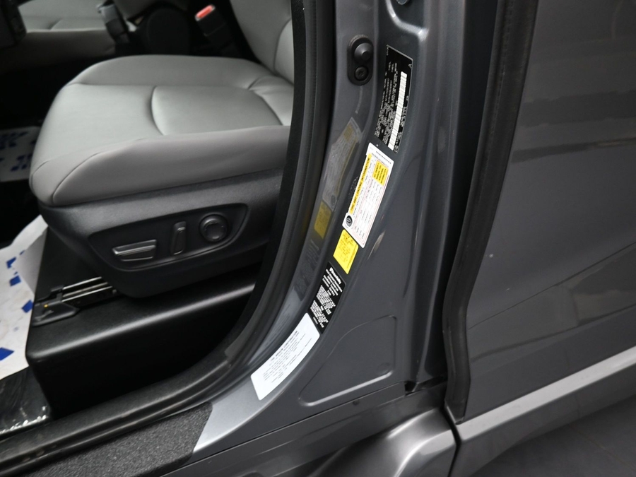 Grey Toyota Sienna image number 15