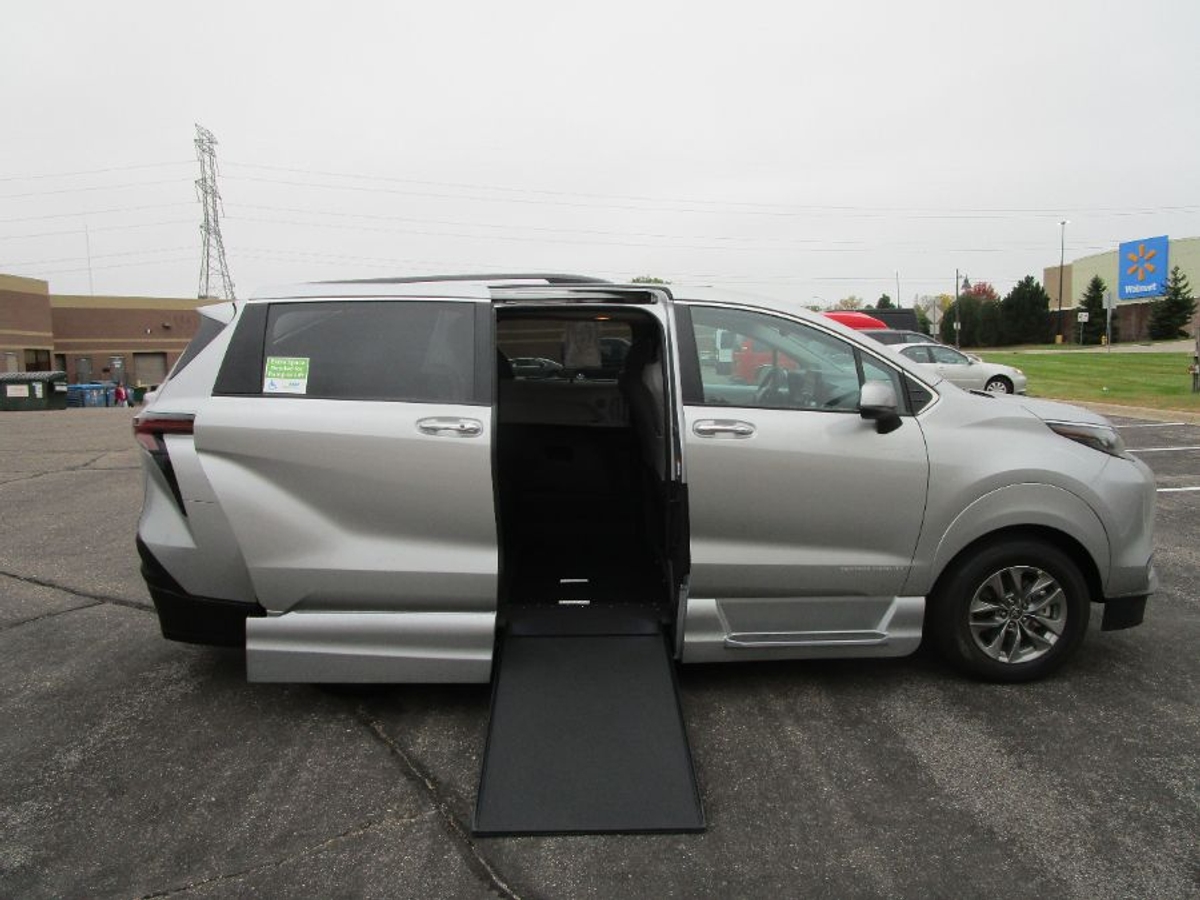 2025 Toyota Sienna XLE's photo