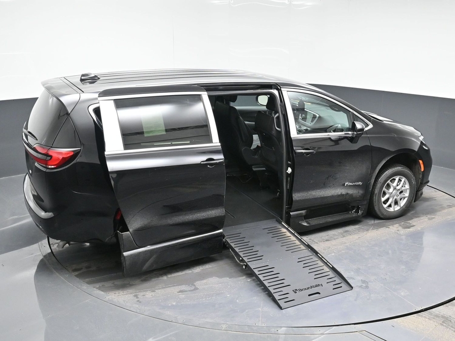 Black Chrysler Pacifica image number 25