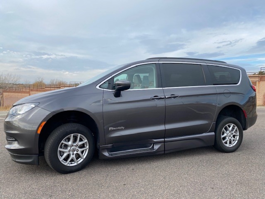 Used 2021 Chrysler Voyager LXi - BraunAbility Side Entry Entry Fold Out Automatic Ramp
