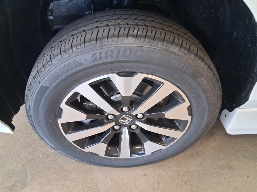 White Honda Odyssey image number 16