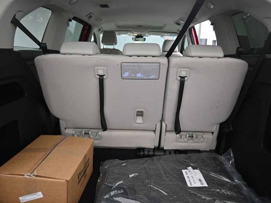 Red Honda Odyssey image number 11