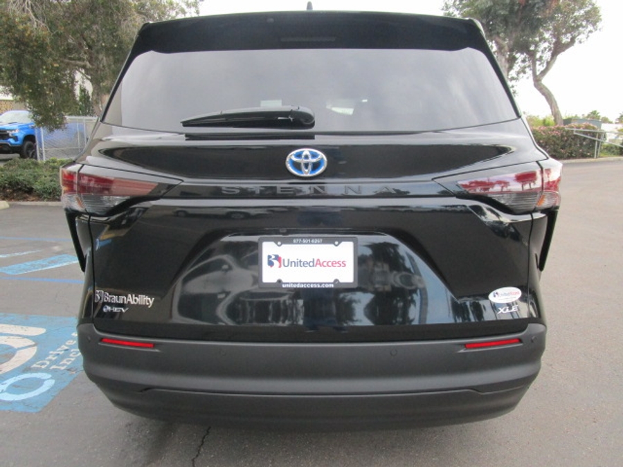 New 2025 Toyota Sienna Hybrid XLE Plus - BraunAbility Side Entry Entry In Floor Automatic Ramp